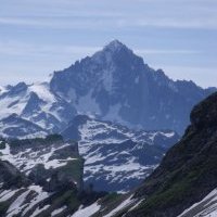 l'aiguille Verte au fond, et le Dérochoir au premier plan